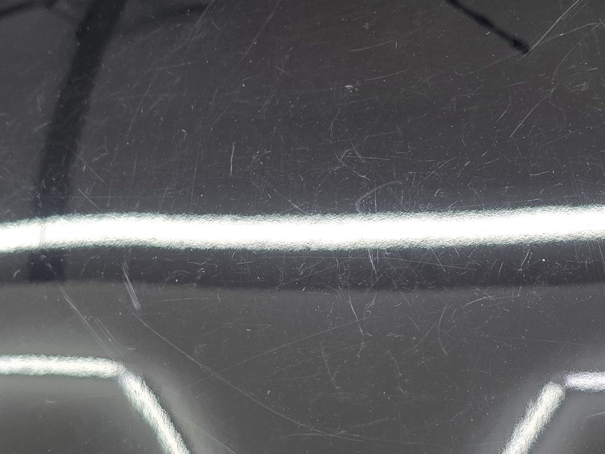 Fahrzeuglack mit Swirls und Kratzern vor der Politur