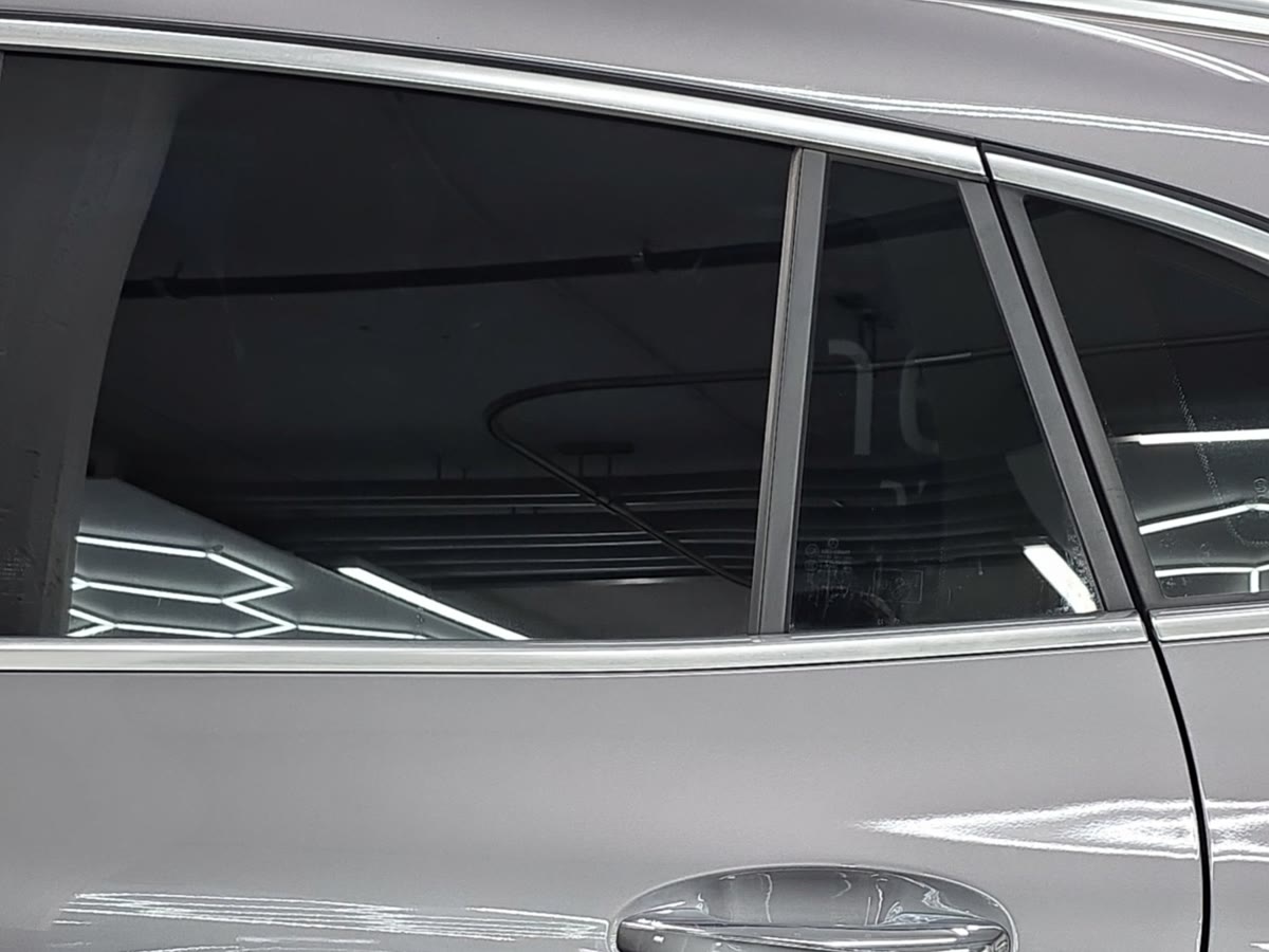 Fahrzeug mit fertig getönten Scheiben nach der Montage